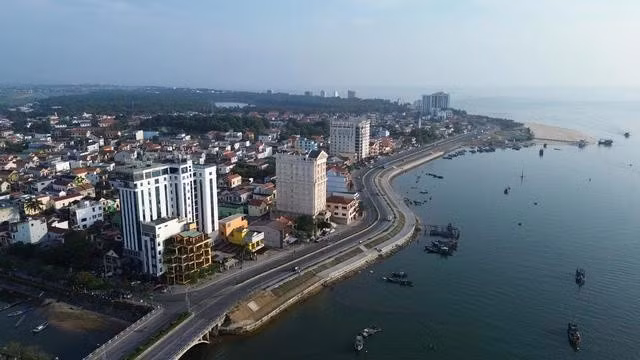 Các khách sạn dọc đường Trương Pháp (TP.Đồng Hới, Quảng Bình) hoặc đã kín phòng hoặc được hô giá rất cao trong dịp 30.4 - 1.5