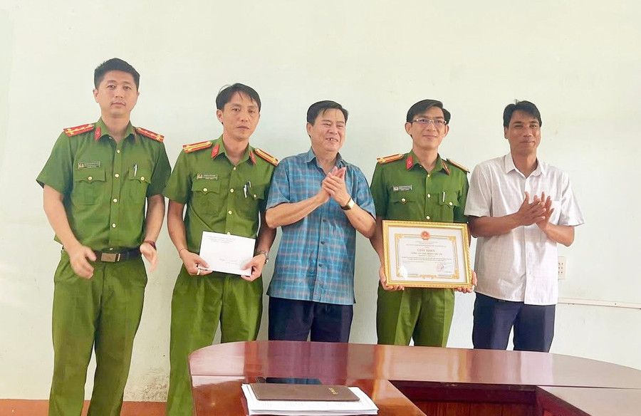 Công an thị trấn Chư Ty được Huyện ủy, UBND huyện Đức Cơ khen thưởng vì có thành tích xuất sắc trong đấu tranh trấn áp tội phạm. Ảnh: Văn Tú 1-1419.jpg