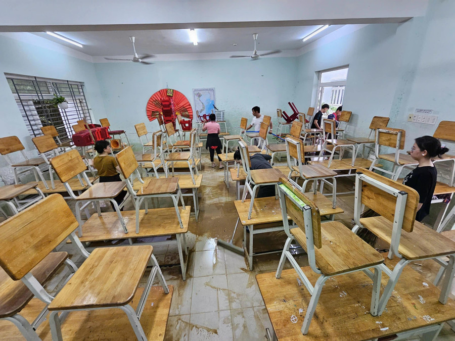 Thầy cô giáo Trường THCS Nguyễn Đình Chiểu dọn dẹp các phòng học. "Do nằm vùng trũng nên hầu như năm nào trường cũng bị ngập lụt. Có năm vừa dọn dẹp xong thì lũ lại tràn về khiến mọi công sức đổ sông đổ bể. Hiện thời tiết vẫn có mưa nên chúng tôi cũng rất lo lắng", thầy Đào Văn Khánh nói Thầy cô giáo Trường THCS Nguyễn Đình Chiểu dọn dẹp các phòng học. "Do nằm vùng trũng nên hầu như năm nào trường cũng bị ngập lụt. Có năm vừa dọn dẹp xong thì lũ lại tràn về khiến mọi công sức đổ sông đổ bể. Hiện thời tiết vẫn có mưa nên chúng tôi cũng rất lo lắng", thầy Đào Văn Khánh nói
