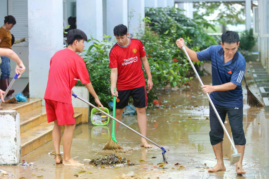 Thầy Đào Văn Khánh, Hiệu trưởng Trường THCS Nguyễn Đình Chiểu cho biết, lũ tràn về khiến các phòng học, phòng hiệu bộ bị tràn ngập bùn, nước. Sáng nay, tranh thủ nước rút, nhà trường huy động toàn bộ giáo viên dọn dẹp để kịp ngày mai cho học sinh đến trường Thầy Đào Văn Khánh, Hiệu trưởng Trường THCS Nguyễn Đình Chiểu cho biết, lũ tràn về khiến các phòng học, phòng hiệu bộ bị tràn ngập bùn, nước. Sáng nay, tranh thủ nước rút, nhà trường huy động toàn bộ giáo viên dọn dẹp để kịp ngày mai cho học sinh đến trường
