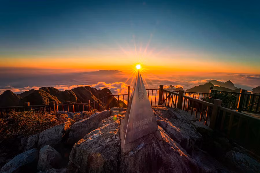 Ngắm đỉnh Fansipan 3.143m giữa trời cao xanh thẳm và ánh nắng vàng ngọt lịm của bình minh và hoàng hôn