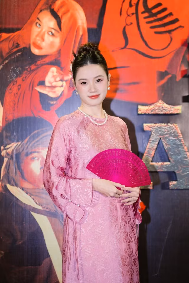 Cô đi dự sự kiện một mình, không có chồng tháp tùng