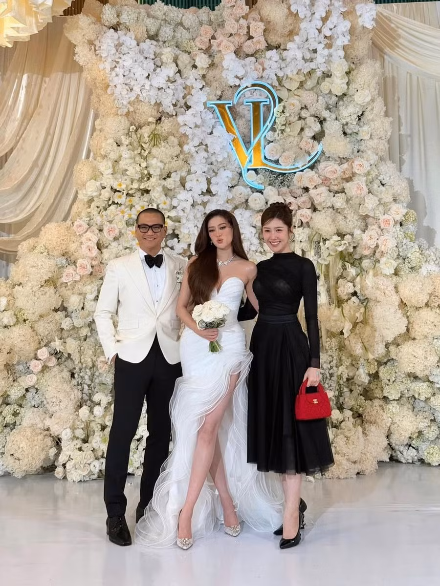 Diễn viên Thúy Ngân chọn trang phục kín đáo, thanh lịch đến tiệc cưới giữa dàn người mẫu, hoa hậu chuộng váy cắt xẻ.