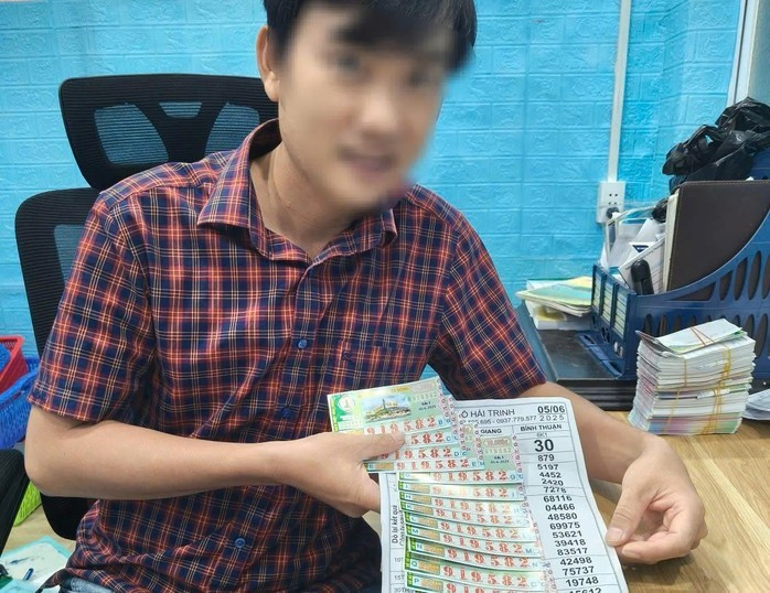 Ông Trần Quang Hải (Chủ đại lý vé số Hải Trinh) lên TP Buôn Ma Thuột xác nhận và đổi thưởng 14 tờ độc đắc Ông Trần Quang Hải (Chủ đại lý vé số Hải Trinh) lên TP Buôn Ma Thuột xác nhận và đổi thưởng 14 tờ độc đắc