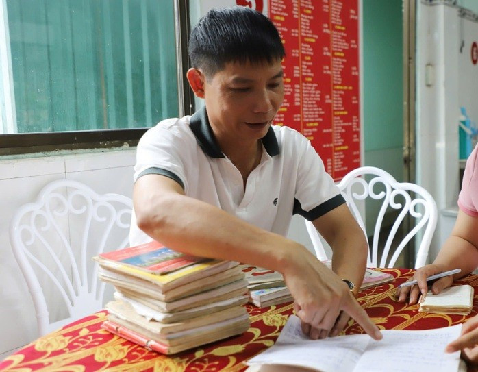 Trước đó, anh Nguyễn Đăng Toản, chủ quán Cơm Quê, phản ánh cán bộ, lãnh đạo xã Kiến Thành và thị trấn Kiến Đức nhiều lần tổ chức tiếp khách tại quán và nợ gần 180 triệu đồng Trước đó, anh Nguyễn Đăng Toản, chủ quán Cơm Quê, phản ánh cán bộ, lãnh đạo xã Kiến Thành và thị trấn Kiến Đức nhiều lần tổ chức tiếp khách tại quán và nợ gần 180 triệu đồng