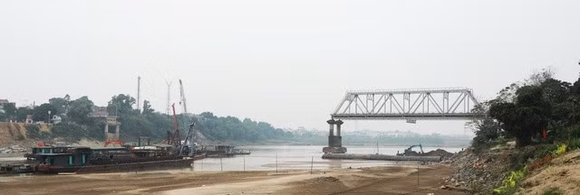 Cầu Phong Châu cũ bị gãy 2 nhịp do ảnh hưởng bão số 3