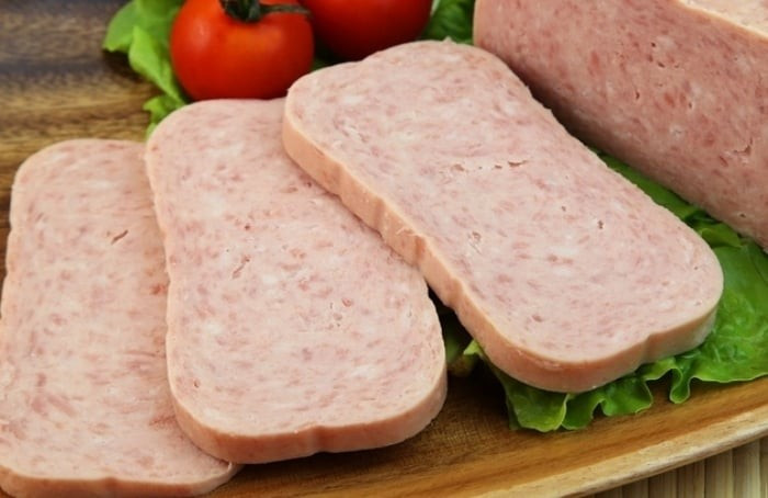 Thịt chế biến sẵn chứa lượng lớn natri để bảo quản và tạo vị – gây áp lực cho thận và dễ làm tăng huyết áp. (Ảnh minh hoạ) Thịt chế biến sẵn chứa lượng lớn natri để bảo quản và tạo vị – gây áp lực cho thận và dễ làm tăng huyết áp. (Ảnh minh hoạ)