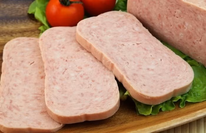 Thịt chế biến sẵn chứa lượng lớn natri để bảo quản và tạo vị – gây áp lực cho thận và dễ làm tăng huyết áp. (Ảnh minh hoạ)