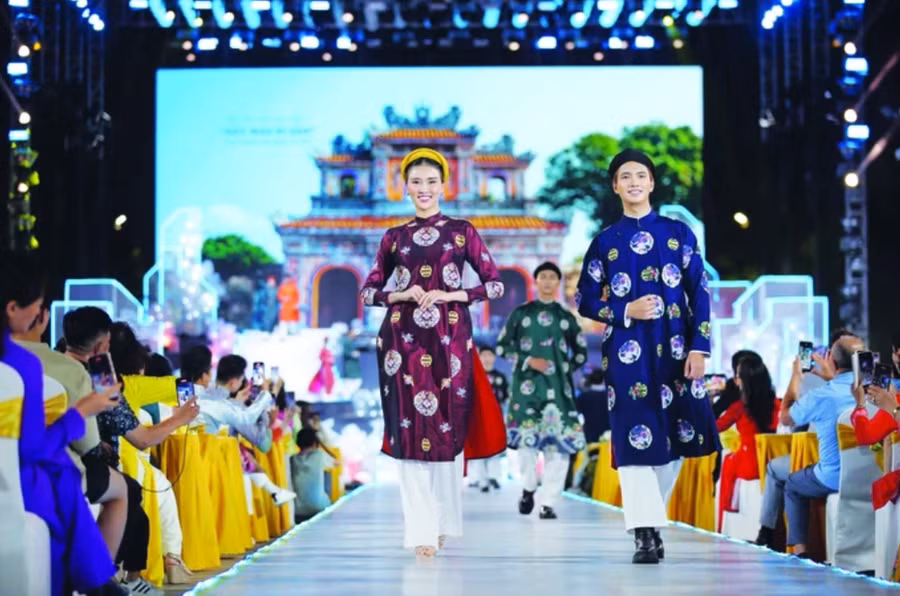 Lễ hội Áo dài TPHCM góp phần quảng bá hình ảnh TPHCM và thu hút du khách quốc tế. Ảnh: DŨNG PHƯƠNG