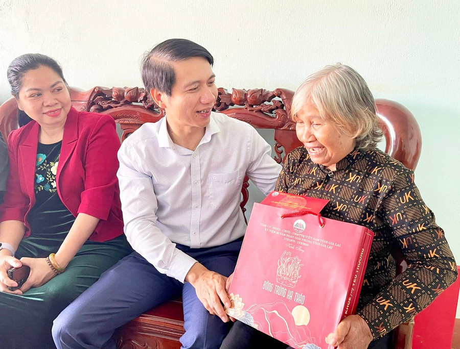 Phó Bí thư Tỉnh ủy Nguyễn Ngọc Lương tặng quà cho nữ anh hùng LLVT nhân dân Kpă Ó nhân kỷ niệm 50 năm Ngày giải phóng tỉnh. Ảnh: P.D pho-bi-thu-tinh-uy-nguyen-ngoc-luong-tang-qua-cho-nu-anh-hung-llvt-nhan-dan-kpa-o-nhan-ky-niem-50-nam-ngay-giai-phong-tinh.jpg