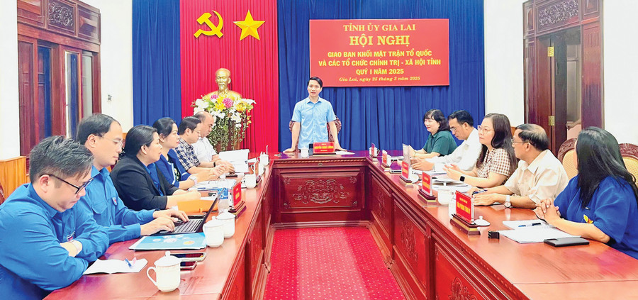 Phó Bí thư Tỉnh ủy Nguyễn Ngọc Lương phát biểu chỉ đạo tại hội nghị giao ban khối MTTQ và các tổ chức chính trị-xã hội tỉnh quý I-2025 diễn ra ngày 25-3. Ảnh: P.D pho-bi-thu.jpg