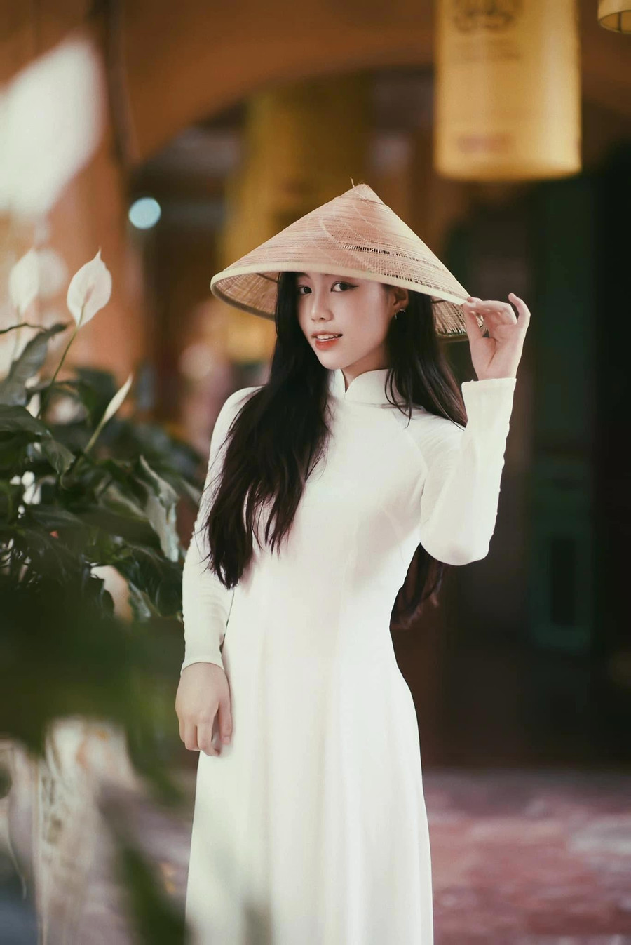 Trên trang cá nhân, người đẹp thường xuyên đăng tải hình ảnh diện áo dài truyền thống. Đời thường, Châu Anh theo đuổi phong cách ăn mặc trẻ trung, thanh lịch, nữ tính