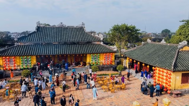 Đông đảo du khách tham dự chương trình "Phong vị Tết Huế" tại cung Trường Sanh, Đại nội Huế