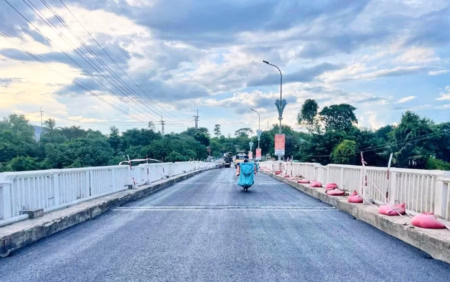 thi-cong-tham-be-tong-nhua-mat-cau-ia-mlah-quoc-lo-25-huyen-krong-pa-xoa-vi-tri-tiem-an-tai-nan-giao-thong.jpg