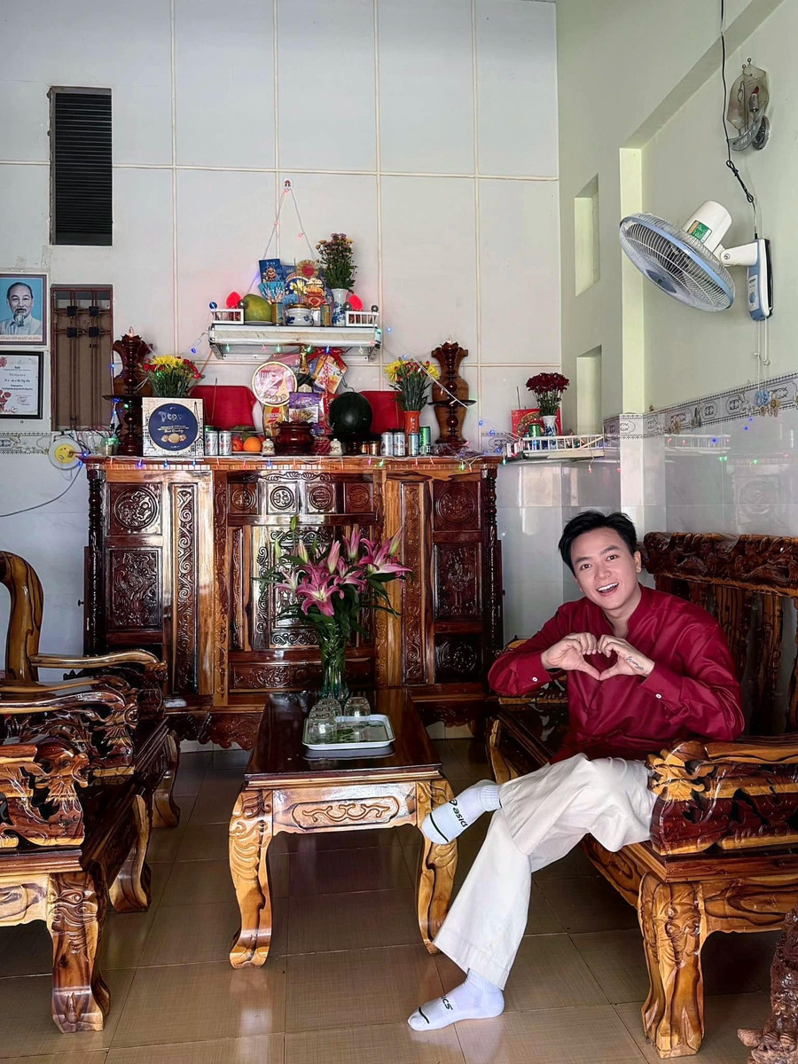 Chia sẻ hình ảnh mới, Bùi Công Nam bật mí về ngày đầu năm của mình: “Mùng 1 ở nhà tiếp khách phụ ba mẹ. Sáng giờ mình chụp hình với 11 fan nhí rồi”