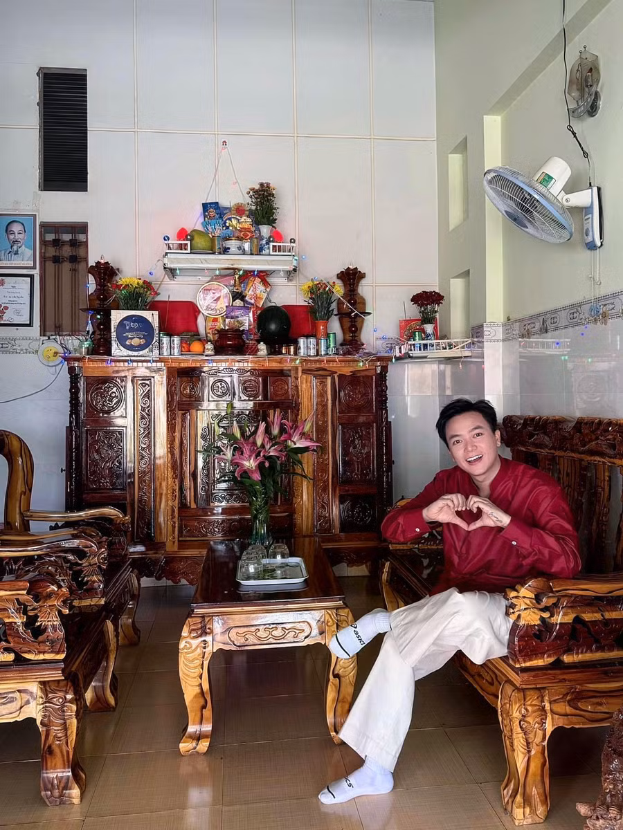 Chia sẻ hình ảnh mới, Bùi Công Nam bật mí về ngày đầu năm của mình: “Mùng 1 ở nhà tiếp khách phụ ba mẹ. Sáng giờ mình chụp hình với 11 fan nhí rồi”