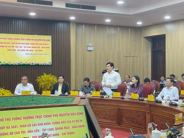 Ông Trần Phước Hiền, Phó chủ tịch UBND tỉnh Quảng Ngãi, báo cáo về các vướng mắc trong thi công cao tốc