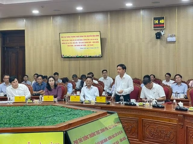 Ông Lê Tấn Hổ, Phó chủ tịch UBND tỉnh Phú Yên, báo cáo tại cuộc họp