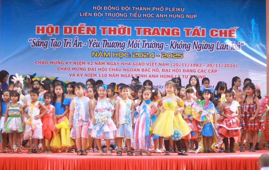 cac-em-hoc-sinh-truong-tieu-hoc-anh-hung-nup-hao-hung-tham-gia-hoi-dien-thoi-trang-tai-che.jpg