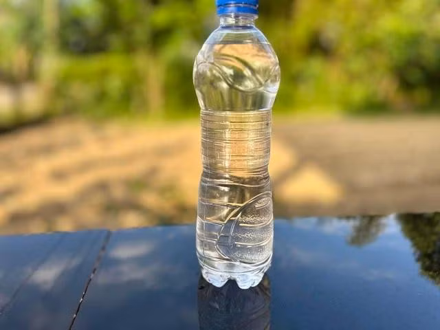 Cần bổ sung nước đều đặn, thường xuyên, chia thành nhiều lần uống