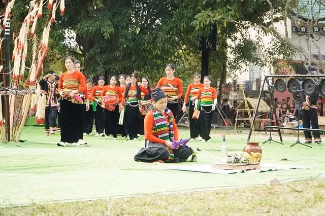 Bà Lục Thị Đương làm lễ tế mường trời, thổ địa, thần núi, thần sông... cầu cho dân làng khỏe mạnh