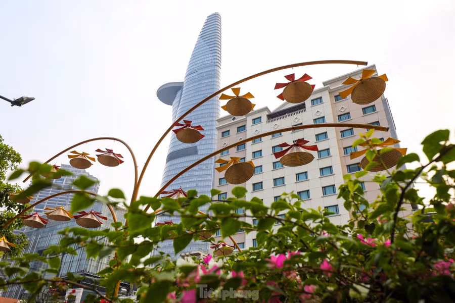 Đường hoa Nguyễn Huệ Tết Ất Tỵ 2025 mở cửa phục vụ nhu cầu du xuân, thưởng ngoạn của người dân thành phố và du khách từ 19 giờ ngày 27/1 (28 tết) đến 21 giờ ngày 2/2 (mùng 5 tết).