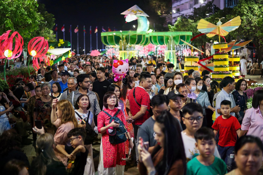 20 giờ, đường hoa Nguyễn Huệ Tết Nguyên đán Ất Tỵ 2025 chật kín giữa biển người