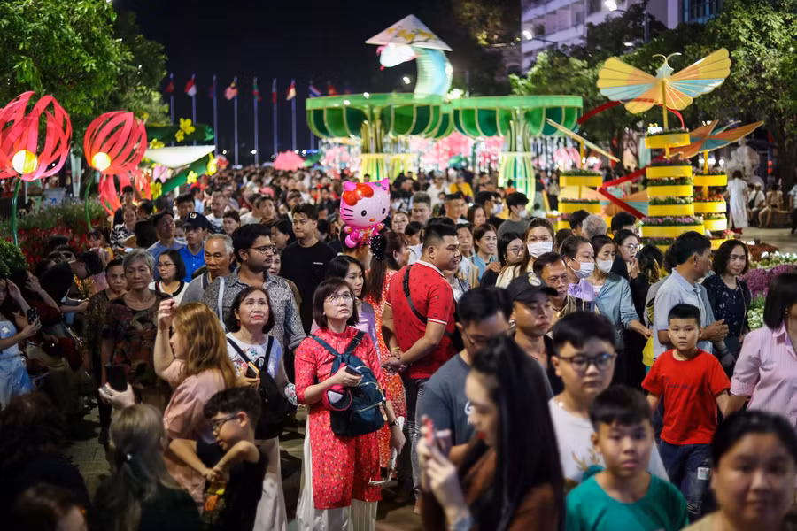 20 giờ, đường hoa Nguyễn Huệ Tết Nguyên đán Ất Tỵ 2025 chật kín giữa biển người