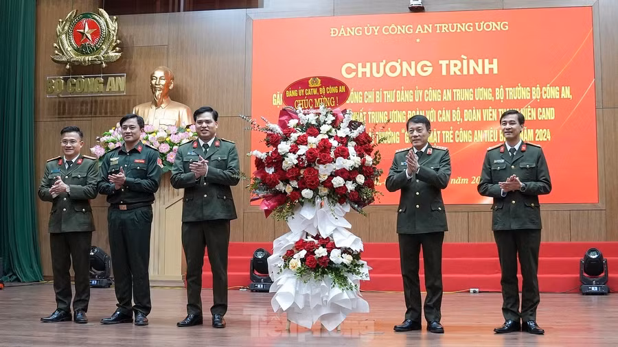 Bộ trưởng Lương Tam Quang tặng hoa chúc mừng anh Bùi Quang Huy - Bí thư thứ nhất T.Ư Đoàn và Ban Thanh niên CAND nhân dịp Kỷ niệm 94 năm Ngày thành lập Đoàn TNCS Hồ Chí Minh (26/3/1931-26/3/2025).