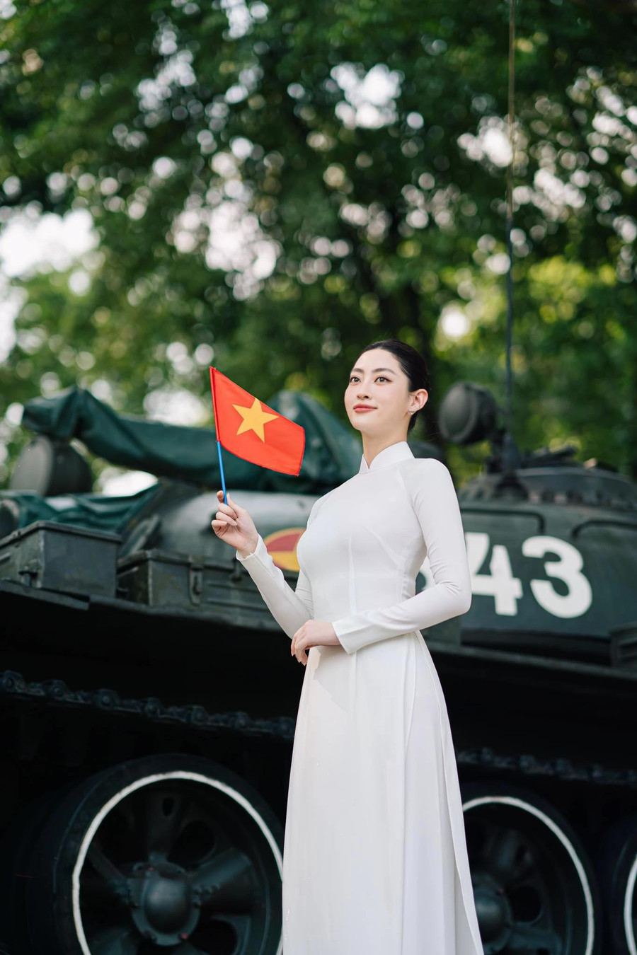 Trong khi đó, Lương Thùy Linh viết: “Nếu tự hào có màu sắc, thì đó là màu cờ đỏ sao vàng”