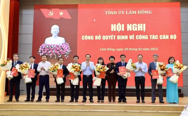 Lãnh đạo Tỉnh ủy, HĐND, UBND tỉnh Lâm Đồng trao quyết định, tặng hoa những cán bộ được bổ nhiệm.