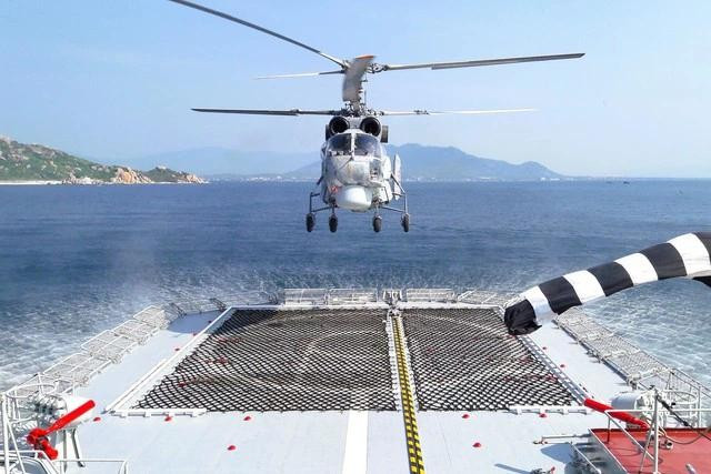 Trực thăng săn ngầm Ka-28 hạ cánh trên tàu hộ vệ tên lửa