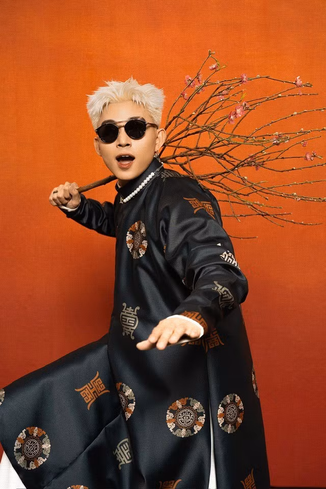 Anh nói năm nay đặc biệt hạnh phúc vì "có quà" cho cha mẹ dù cả hai đã ra đi