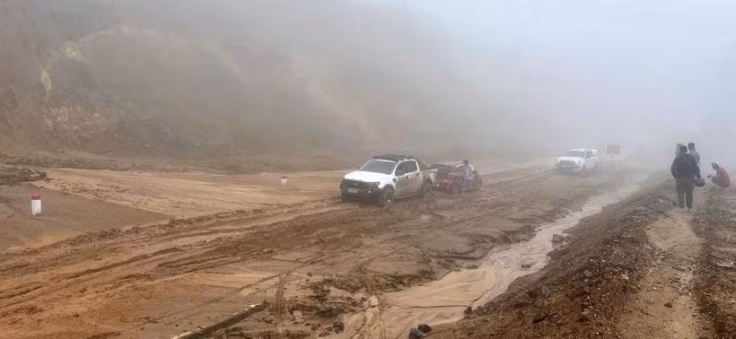 Tỉnh lộ 258B bị sạt lở, gây mất an toàn cho người dân và phương tiện lưu thông. (Ảnh: Vũ Hoàng Giang/TTXVN)