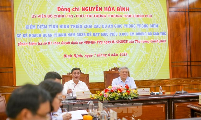 Phó Thủ tướng Thường trực Chính phủ Nguyễn Hòa Bình làm việc tại Bình Định. Ảnh: Trương Định Phó Thủ tướng Thường trực Chính phủ Nguyễn Hòa Bình làm việc tại Bình Định. Ảnh: Trương Định