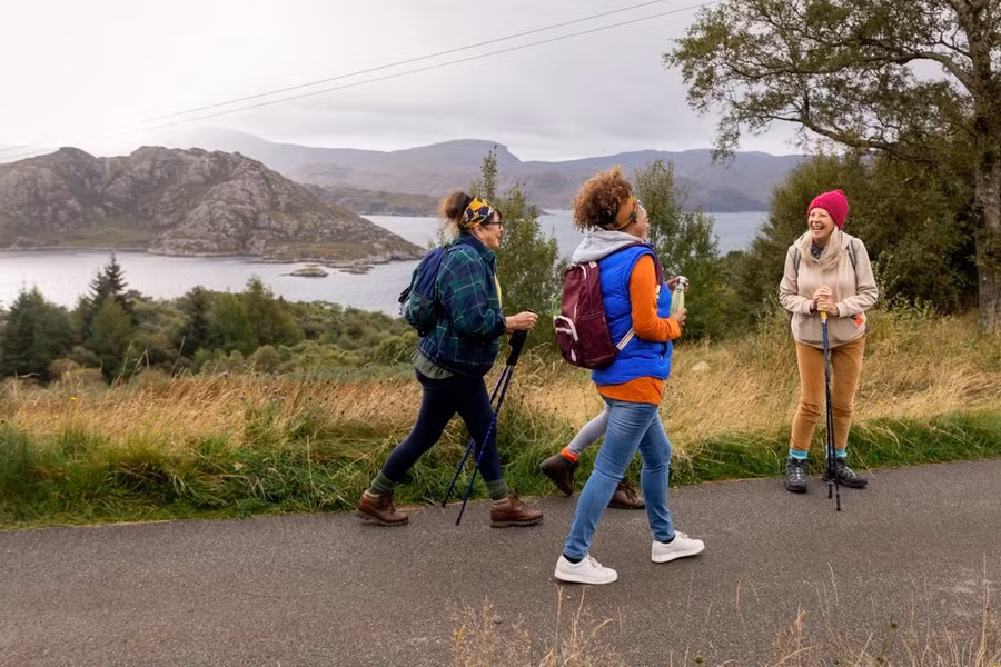 Du khách cao tuổi không ngại thách thức bản thân vượt qua giới hạn để theo đuổi những trải nghiệm táo bạo. (Ảnh minh họa: CTV/Vietnam+)