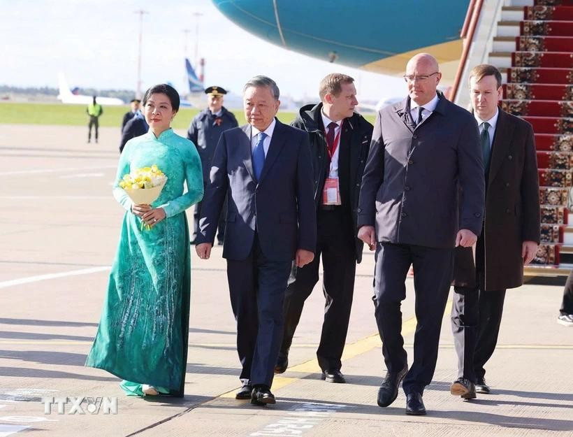 Tổng Bí thư Tô Lâm và Phu nhân đến thủ đô Moskva, bắt đầu chuyến thăm chính thức Liên bang Nga và dự Lễ kỷ niệm 80 năm Ngày Chiến thắng trong chiến tranh Vệ quốc vĩ đại. (Ảnh: Thống Nhất/TTXVN) Tổng Bí thư Tô Lâm và Phu nhân đến thủ đô Moskva, bắt đầu chuyến thăm chính thức Liên bang Nga và dự Lễ kỷ niệm 80 năm Ngày Chiến thắng trong chiến tranh Vệ quốc vĩ đại. (Ảnh: Thống Nhất/TTXVN)