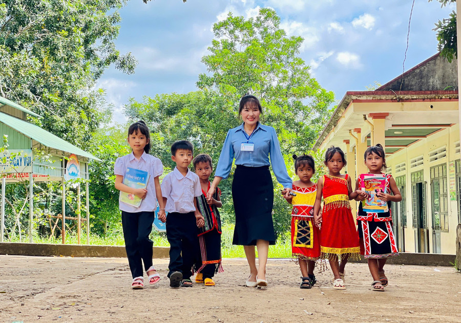 Gần 35 năm công tác trong ngành Giáo dục thì có tới 17 năm cô Đoàn Thị Thắm gắn bó với học trò lớp 1 ở ngôi trường vùng biên. Ảnh: T.D gan-35-nam-cong-tac-trong-nganh-giao-duc-thi-co-toi-17-nam-co-doan-thi-tham-gan-bo-voi-hoc-tro-lop-1-o-ngoi-truong-vung-bienanh-td.jpg