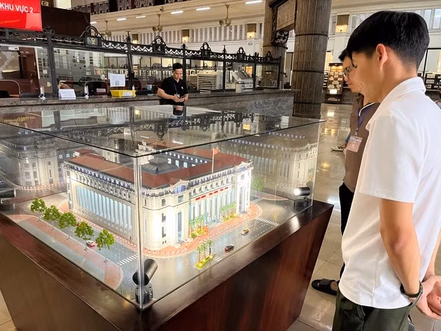 Hai bạn trẻ đang xem mô hình của Ngân hàng Nhà nước TP.HCM