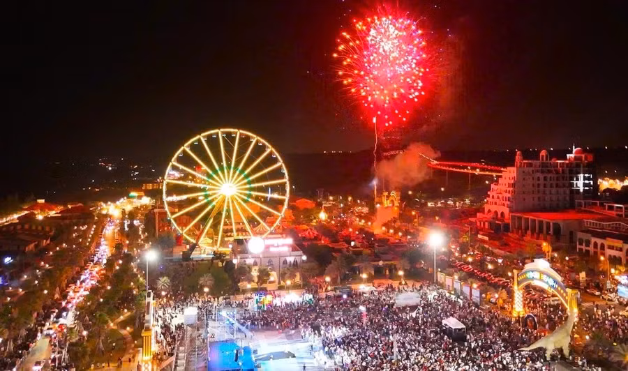 Hàng ngàn du khách tham quan NovaWorld Phan Thiết (tỉnh Bình Thuận) trong kỳ nghỉ lễ 30-4 và 1-5. Ảnh: NGUYỄN TIẾN