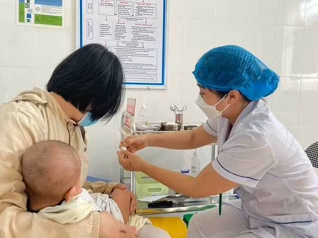Tiêm vắc-xin ngừa sởi cho trẻ dưới 9 tháng tuổi tại Hà Nội