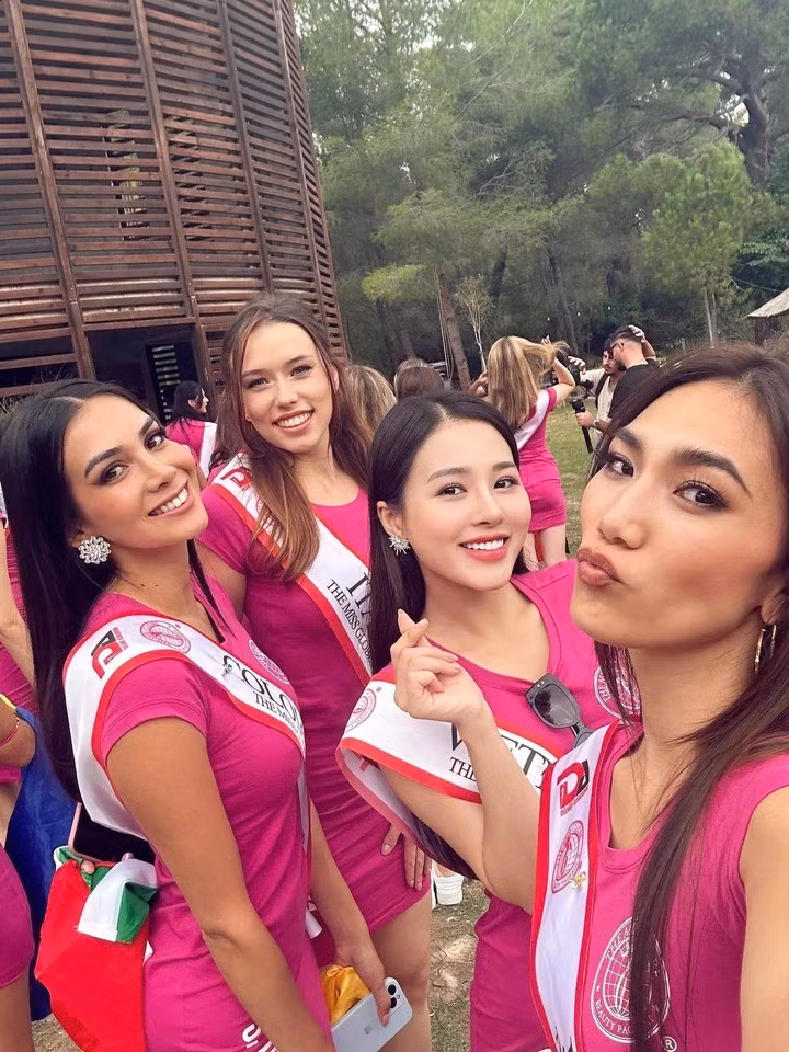 Đỗ Hà Trang hoà đồng bên các thí sinh.