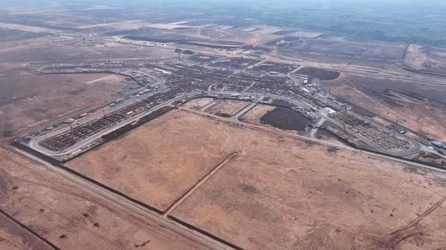 Dự án sân bay Long Thành giai đoạn 1 sẽ được điều chỉnh lùi thời gian hoàn thành đến cuối 2026 (thay vì mốc quý 3/2026 so với điều chỉnh trước đó), chậm 1 năm so với Nghị quyết của Quốc hội