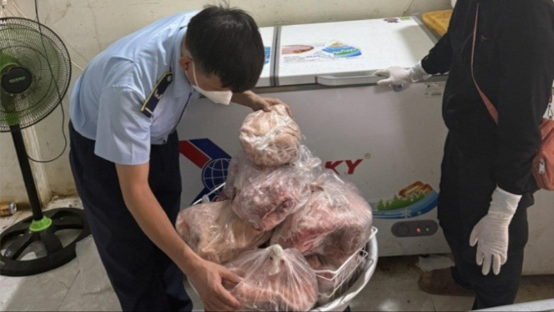 Lực lượng Quản lý thị trường kiểm tra thực phẩm đông lạnh. Lực lượng Quản lý thị trường kiểm tra thực phẩm đông lạnh.