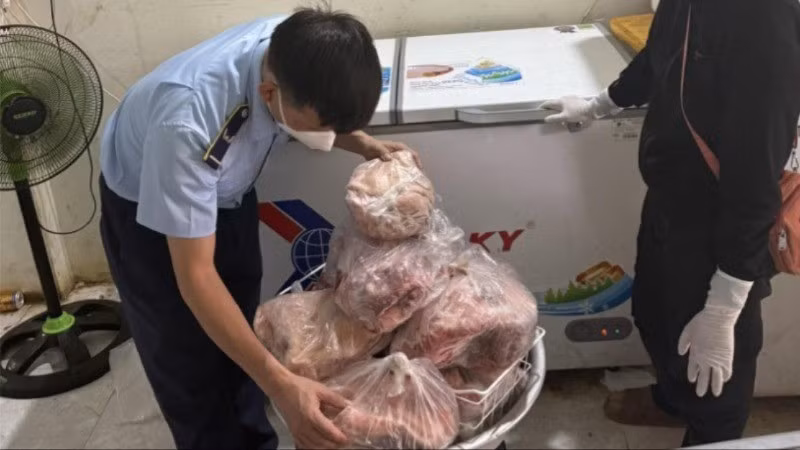 Lực lượng Quản lý thị trường kiểm tra thực phẩm đông lạnh.