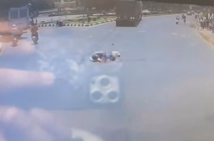 Dù bị thương nhưng người chồng vẫn cố gắng gượng ôm thi thể vợ gào khóc (Ảnh cắt từ camera)