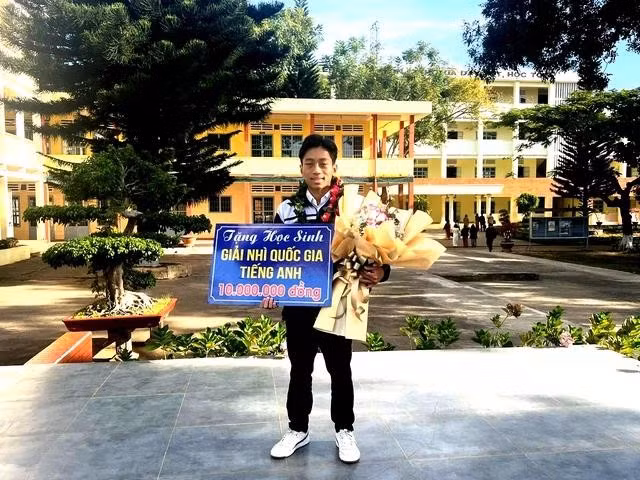 Mới đây Huy được Trường THPT Đức Trọng, Lâm Đồng thưởng 'nóng' ngay sau khi giành giải nhì học sinh giỏi quốc gia môn tiếng Anh