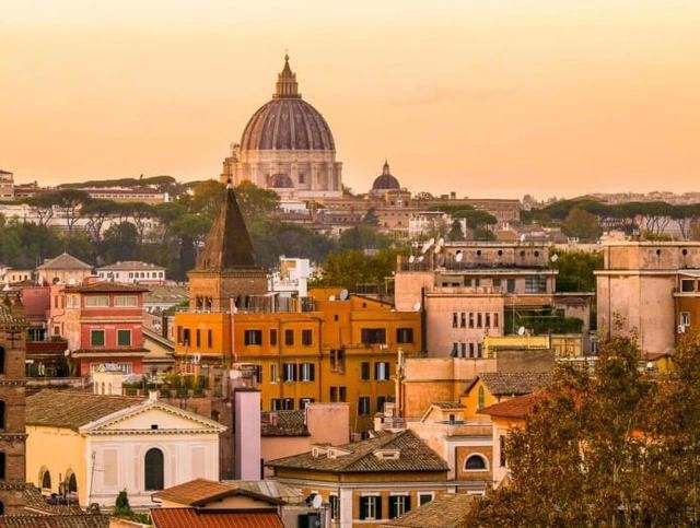 Từ Gladiator II đến Emily in Paris, Rome đã thống trị màn ảnh trong năm qua. Sự thật, &quot;Thành phố Vĩnh cửu&quot; luôn là tâm điểm chú ý và thậm chí còn hơn thế nữa khi năm nay, nơi đây kỷ niệm Đại lễ - một sự kiện Công giáo diễn ra 25 năm một lần