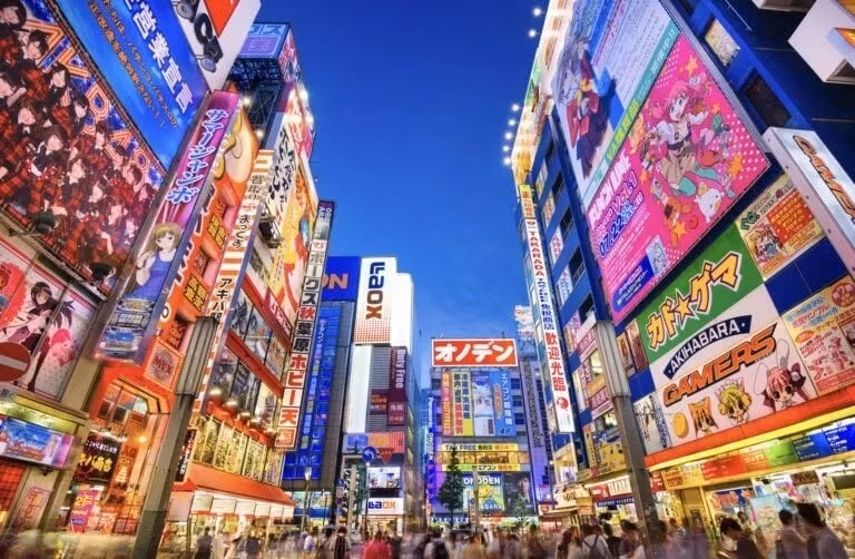 Tokyo tiếp tục giữ vững vị thế là một trong những thành phố đáng sống nhất hành tinh, giành vị trí thứ tư. Thủ đô của Nhật Bản đang thực hiện sứ mệnh định nghĩa lại trải nghiệm đô thị, đầu tư lớn vào không gian công cộng, văn hóa và du lịch