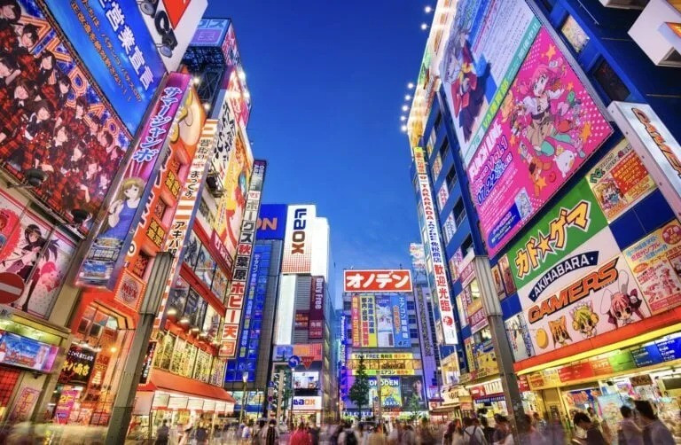 東京は世界で最も住みやすい都市の一つとしての地位を維持し、第4位を獲得しました。日本の首都は、公共空間、文化、観光に多額の投資を行い、都市体験を再定義するという使命を帯びています。 Tokyo tiếp tục giữ vững vị thế là một trong những thành phố đáng sống nhất hành tinh, giành vị trí thứ tư. Thủ đô của Nhật Bản đang thực hiện sứ mệnh định nghĩa lại trải nghiệm đô thị, đầu tư lớn vào không gian công cộng, văn hóa và du lịch